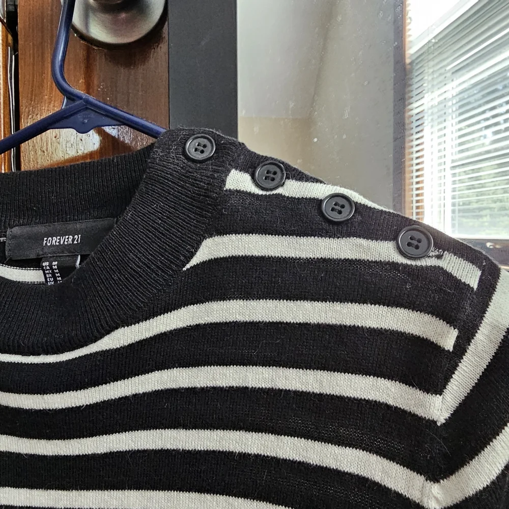 HP🎉 🖤 Forever 21 Black and White Striped Sweater Dress - Size M - Picture 3 of 6